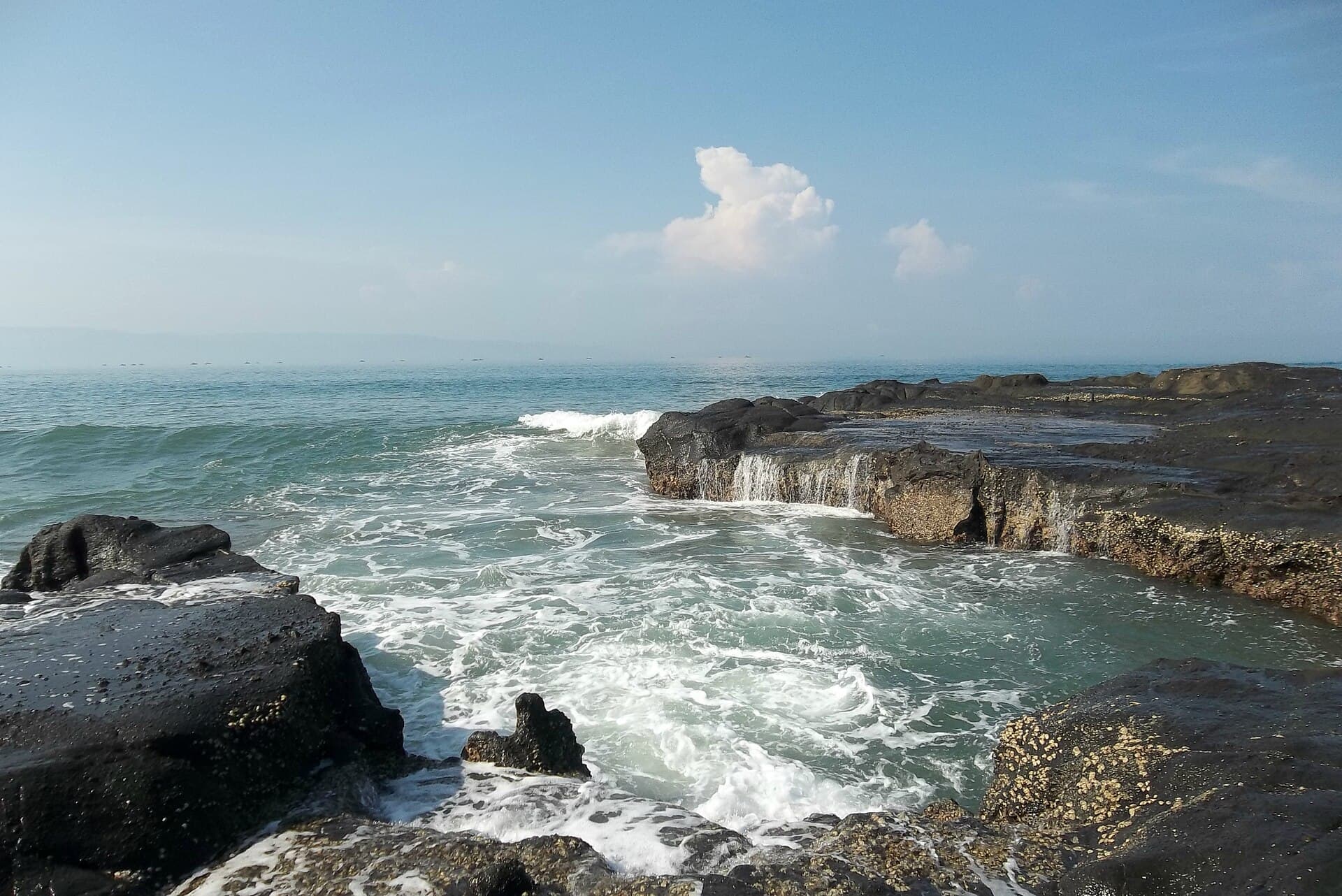 Pemandangan Pantai Karanghawu