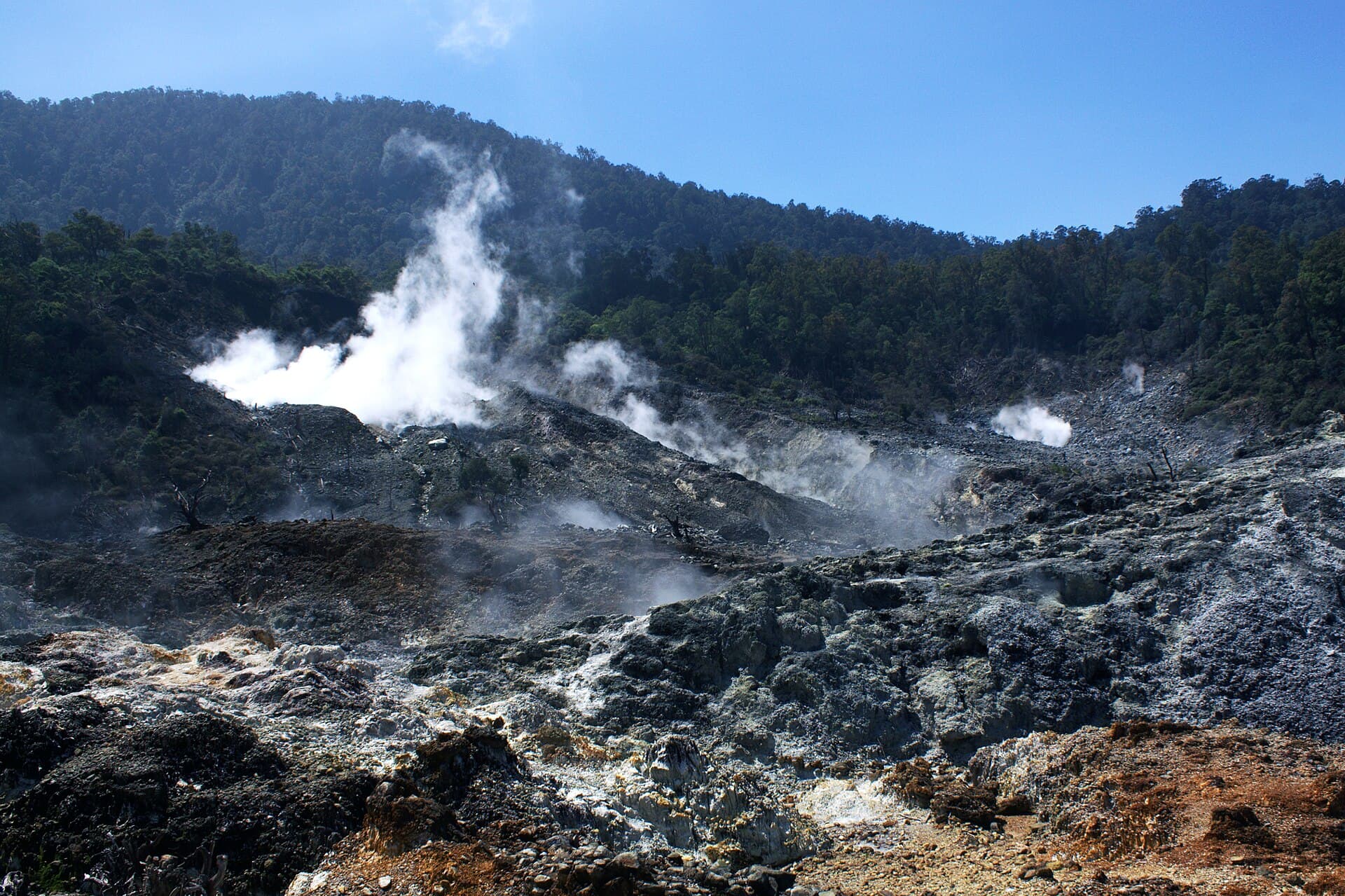 Pemandangan Kawah Ratu
